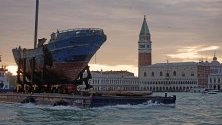 Исландското произведение Кристоф Бухер &quot;Barca Nostra&quot;, риболовна лодка с 700 мигранти на борда, която потъна в Средиземно море през 2015 г.е представена във Венеция, Северна Италия. Лодката ще бъде част от артистична инсталация в рамките на 58- тото издание на Биенале на изкуствата, което ще продължи от 11 до 24 ноември.