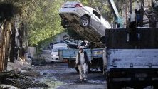 Взриви се кола бомба в жилищен район в центъра на Кабул, Афганистан. Според министерството на вътрешните работи на Афганистан, поне пет души са убити и десетки други ранени в нападението, което се случи близо до офисите на неправителствената организация Counterpart International.