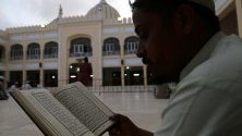 Пакистанските мюсюлмани четат светия Коран в джамия по време на мюсюлманския свят свещения месец Рамадан, в Карачи, Пакистан. 