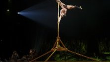 Акробат от цирка Cirque du Soleil прави перформънс на сцената по време на премиерата на шоуто Totem в Женева, Швейцария. 