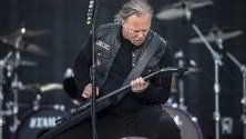 Джеймс Хетфийлд от американската хеви метъл банда Metallica свири, по време на концерт  с на стадиона &quot;Лецигранд&quot; в Цюрих, Швейцария.