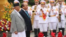 Премиерът на Виетнам Нгуен Сюан Фук и неговият непалски колега КП Шарма Оли присъстват на  почетен пост по време на церемонията по посрещането в Президентския дворец в Ханой, Виетнам.