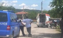 Мъж се самоуби, след като стреля по жена си и съседа си