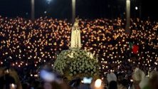 Образът на Девата от Фатима се носи по време на шествието на свещи по време на международната поклонническа годишнина от майското Появление на Дева Мария в светилището Фатима, Португалия.