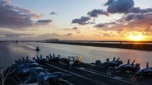 Самолетоносачът US Nimitz-класа USS Abraham Lincoln, преминава през Суецкия канал, зона на отговорност и интереси на САЩ. 