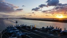 Самолетоносачът US Nimitz-класа USS Abraham Lincoln, преминава през Суецкия канал, зона на отговорност и интереси на САЩ.