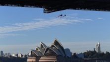 Гледка към Грийнпийс от моста на Сидни Харбър в Сидни, Австралия. Активисти имат намерение да разгърнат банер, който в протест срещу климатичните промени. Редица активисти бяха арестувани, докато се опитваха да оразмерят моста.