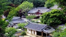 На снимката е показана Донам Сеоон, конфуцианска академия от династията 1362-1910 Хосеон, в Йонгьоп, провинция Северна Чола, Южна Корея, препоръчана като обект на световно наследство.