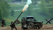 Войниците на белоруската армия изпълняват шоу на местен въоръжен конфликт в музея на открито, наречен Сталинска линия в село Горошки, на около Минск, Беларус.