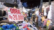 Дрехи на улица в Денпасар, Бали, Индонезия. Медиите съобщават,че правителството на Индонезия очаква икономически ръст до 2020г.