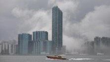 Сгради в квартал Хунг Хом са обвити в крайбрежната мъгла в Хонг Конг, Китай. 