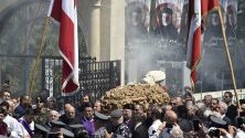 Ливански монаси носят ковчега на покойния ливански маронитски патриарх кардинал Насрала Сфейр в Бкирки, североизточен Бейрут, Ливан.