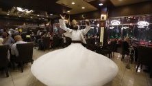 Дервиши танцуват в чест на ритуалите за свещения мюсюлмански месец Рамадан, Сирия. 