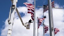 Aмерикански флагове за Деня на паметта по-късно същия месец във ветеранския мемориален Уатерфронт парк в Елизабет, Ню Джърси, САЩ.