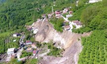 Свлачище помете 53 сгради и джамия в Турция
