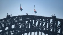 Знамена ще бъдат поставени на цялата територия на Австралия в чест на бившия австралийски министър-председател Боб Хоук, който служи като премиер от 1983-1991 г. и е бил ръководител на австралийската партия на труда в четири последователни мандата. 