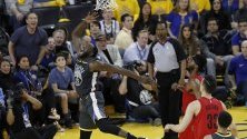 Нападателят на Golden State Warriors Draymond Green иобелязва точки по време на баскетболната среща в плейофите между Golden State Warriors и Portland Trail Blazers в Калифорния.