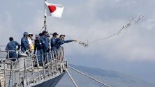 Корабният екипаж на японската морска самоотбрана от кораба Самидар изхвърля въже, след пристигането на кораба в Филипините във връзка с дипломатическа среща между двете страни.