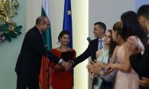Президентът набира дарения за абитуриентския бал на младежите, израснали без родители
