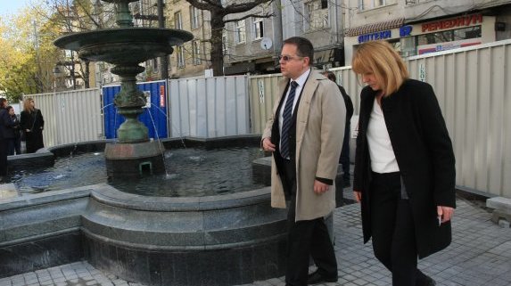 Махат оградите от пл. "Славейков", срокът е до края на месеца