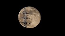Кадър на пълната луна, взет от град Виго, северозападна Испания