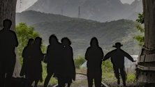Японските туристи снимат планината Бухан от затворен тунел на прекъсната железопътна линия в Гоянг, Южна Корея.