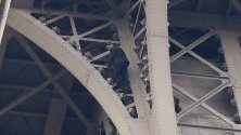 Вчера мъж се покатери по Айфеловата кула, докато пожарникарите се опитват да го спрат в Париж, Франция.