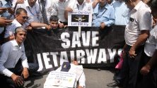 Протестно шествие, организирано от Асоциацията на служителите и персонала на All India Jet Airways близо до Министерството на гражданската авиация в Ню Делхи, Индия. Те искат заплащане и сигурност на работното място. 