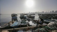 Лодки на палестински рибари плават в пристанището в Газa. Според съобщения в медиите, Израел наскоро разшири риболовната зона за рибарите от Газа от шест морски мили до 15 морски мили.