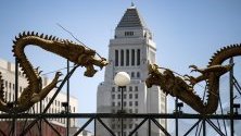 Два дракона, сложени пред сградата на общината в Лос Анджелис, отбелязват входа на Чайнатаун в Лос Анджелис, Калифорния.