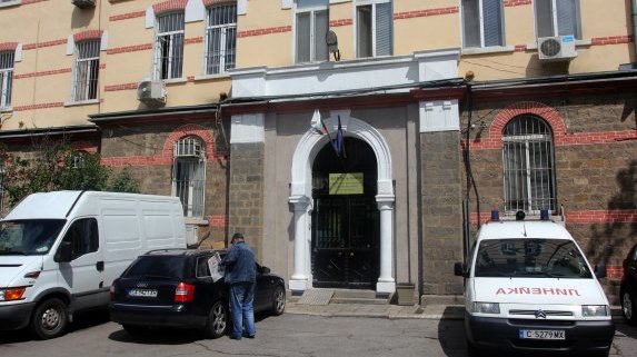 Откриха iPhone, хранa и непозволени лекарства в килиите на Митьо Очите и Миню Стайков