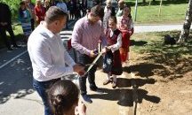Андрей Новаков откри детска площадка, реновирана с дарени от него средства