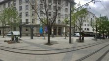 Строителните огради на площад Славейков са премахнати, за да се улесни преминаването на пешеходците. На площада, както и в цялата централна зона на реконструкции продължават довършителни работи според забележките на строителния надзор.