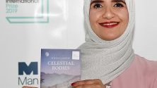 Оманската авторка Джока ал-Харти представя с книгата си Небесни тела по време на наградите Man Booker 2019 в Лондон, Великобритания. 