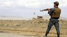 Афганистанските служители в областта на сигурността на мястото на самоубийствения  бомбен атентат в Газни, Афганистан, 22 май 2019 г. В докладите се посочва, че най-малко пет души, включително две деца, двама афганистански полицаи и цивилен, са починали, а други 17, включително жени и деца, са ранени след бомбандировката в град Газни.