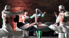 Египетските танцьори изпълняват танц в поли танура по време на фестивала Рамадан в двореца Ал Гури в Кайро, Египет. Ал Танура обикновено се практикува от суфийските мюсюлмани и е духовна практика, където въртенето и отхвърлянето на три поли представлява кръговото движение на света.
