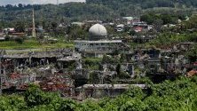 Повредена джамия сред разрушени сгради в град Марави, Филипини. Преди две години терористите от Ислямска държава, заеха град Марави, като предизвикаха петмесечен въоръжен конфликт и това причини хиляди смъртни случая и остави града в руини.