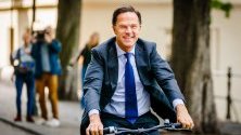 Премиерът на Холандия отиде да гласува на евроизборите с колело