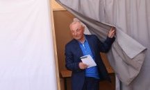 Ахмед Доган пусна бюлетина за евровота