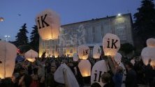 Привържениците на опозицията запалиха свещи с надпис Go Away по време на протест в Тирана, Албания. Опозицията настоява за оставката на министър-председателя и предсрочни избори.