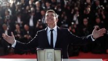 Испанският актьор Антонио Бандерас представя с наградата си за най-добър актьор за спектакъла във филма Болка и слава по време на 72-ия годишен филмов фестивал в Кан, Франция.