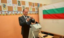 Радан Кънев гласува машинно