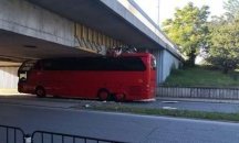 Автобус се заклещи под мост в Пловдив