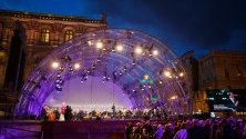 Юбилеен концерт извън операта във Виена, Австрия, който е безплатен за всички и включва изпълнители на ансамбли, международни гостуващи артисти, оркестър и хор на Wiener Staatsoper с диригент Марко Армилиато.