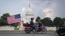 Мотоциклетисти, преминавайки пред Капитолия в САЩ, по време на ежегодния празник на Деня на паметта на Rolling Thunder Ride To The Wall, в памет на загиналите войници от войната в Виетнам във Вашингтон.