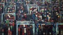 Въздушен изглед на контейнери за транспортиране в Westports в Порт Кланг, Малайзия.
