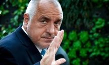 Премиерът подкара автомобил без ръце