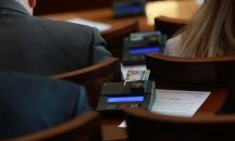 Депутатите решават за отлагането на тол системата