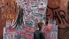 Канадският уличен художник Стики Прайчс отдава почит на вече бившия италиански футболист Франческо Тоти с портрет в Рим, Италия.