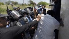 Привържениците на опозиционната партия Пакистански народи се сблъскаха с полицията в Исламабад, Пакистан, след като председателят на тяхната партия "Билавал Бхуто Зардари" се появи пред Националното бюро за отчетност (NAB), поради обвиненията срещъ менго за корупция.